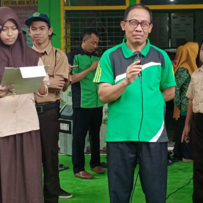 Kamad MTsN 2 Bulukumba Tutup Porseni Dengan Sebuah Pantun