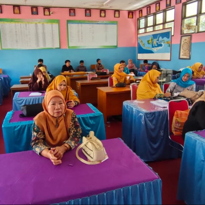 Kamad MTsN 4 Bulukumba Tekankan Kelengkapan Administrasi dalam Rapat Pembagian Tugas