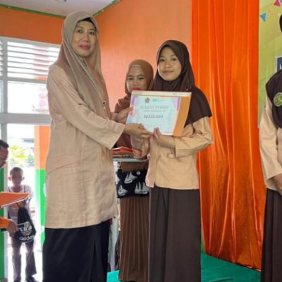 Hebat, Siswa MI Al-Khaerat Tudonro Sabet Juara 1 Lomba Baca Puisi