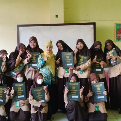 Sesuai Kalender Pendidikan, MTsN 1 Bone Bagikan Rapor Siswa