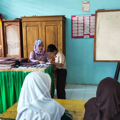 Guru Kelas 2A MIN 1 Bulukumba Bagikan Rapor Peserta Didik