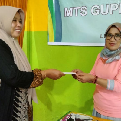 Kamad MTs Muhammadiyah Kajang Terima Bantuan Dana dari Kamad MTs Guppi Lembanna