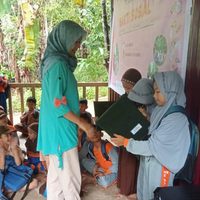 Nuansa Penerimaan Rapor Peserta Didik MIS As'adiyah Kindang