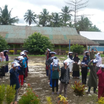 Panitia PPDB MTsN 5 Bulukumba Bagikan Baju Olahraga Kepada Siswa Baru Secara Gratis