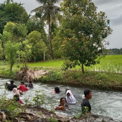 Cara Unik Guru MIS Panggala Lepas Kepenatan di Sungai