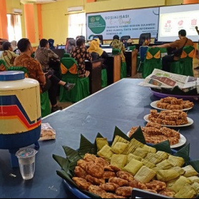 Panitia Bintek Kanwil Kemenag SulSel Sajikan Tamunya Kue dan Makanan Khasnya Mangkasara