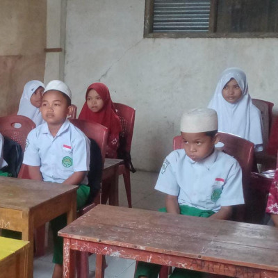 Sebelum KBM Dimulai, Siswa Kelas IV MIS PP. As’adiyah Galung Beru Diajak Shalawatan