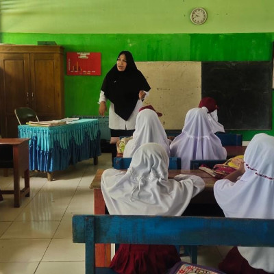 Guru Kelas 1B MIN 1 Bulukumba, Sampaikan Materi Matsama Hari Pertama