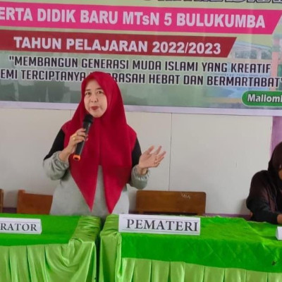 Wakamad Akademik MTsN 5 Bulukumba Berikan Materi Tatib Madrasah di hari Pertama MATSAMA