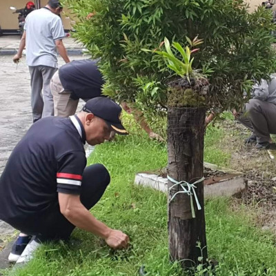 Jaga Keindahan Kantor, Kakan Kemenag Wajo Pimpin Jum'at Bersih