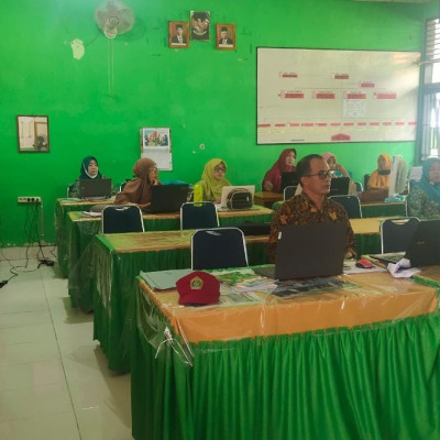 Manfaatkan Suasana Matsama, Guru Kelas MIN 1 Bulukumba Persiapkan Dokumen PBM TP 2022/2023