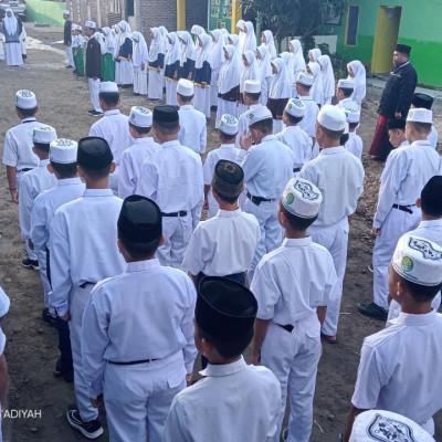 Hari Pertama Masuk Sekolah, Siswa Baru MTs PP. As’adiyah Galung Beru Ikuti Upacara Bendera