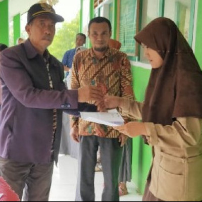 Kamad Serta Ketua Komite MTs Muhammadiyah Songing Beri Apresiasi Terhadap Peserta Didik Berprestasi