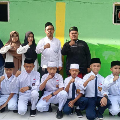 Pose Bersama Kamad MTs PP. As’adiyah Galung Beru dan Siswa Baru Perwakilan Daerah Asal