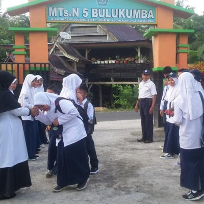 Tradisi Guru MTsN 5 Bulukumba, Sambut Kedatangan Siswa di Pintu Gerbang Madrasah