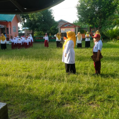 Guru dan Peserta Didik MIS Padi Sebagai Pelaksana Tugas Upacara Bendera