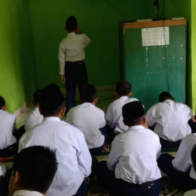 Siswa Kelas VIIA Kumandangkan Azan di Mesjid MTs Bontonyeleng