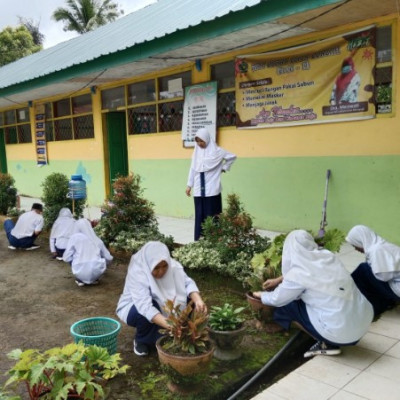 Hari Pertama Masuk Madrasah, MTs Attahiriyah Gelar Kerja Bakti