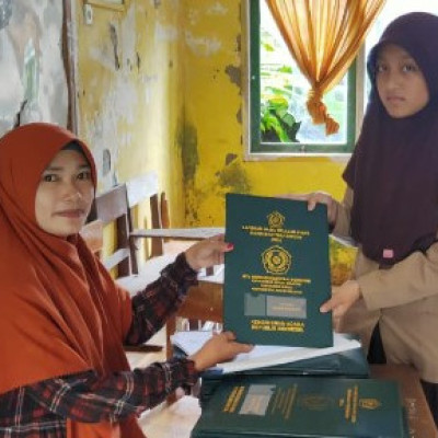 Wali Kelas MTs Muhammadiyah Songing Serahkan Rapor Pada Peserta Didik Tahun Ajaran 2021/2022