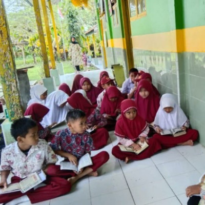 MIS Al-Khaerat Tudonro Bentuk Pendidikan Karakter Dengan Pembiasaan Literasi Al-Qur'an