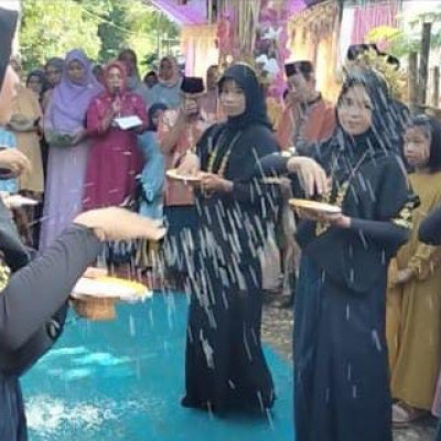 Sanggar Seni MTs Tanah Towa Kajang Tampilkan Tari Paduppa Na Kajang di Acara Pesta Perkawinan