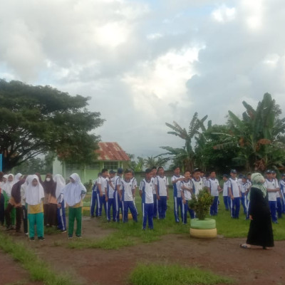 Wakamad Kesiswaan MTs Bacari Beri Arahan Kepada Peserta Didik Tentang Kebersihan