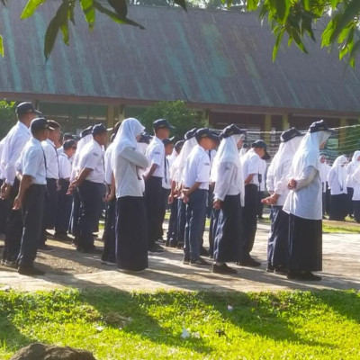 Laksanakan Upacara MTsN 5 Bulukumba, Pembina Ingatkan Jaga Kebersihan