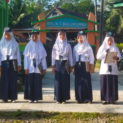 Pewara Tiga Bahasa Siswa MTsN 5 Bulukumba Sukseskan Upacara Bendera