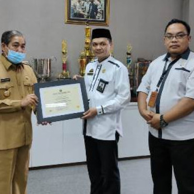 Kakan Kemenag Sidrap Serahkan Piagam Penghargaan Dirjen Pendis Kepada Bupati Sidrap