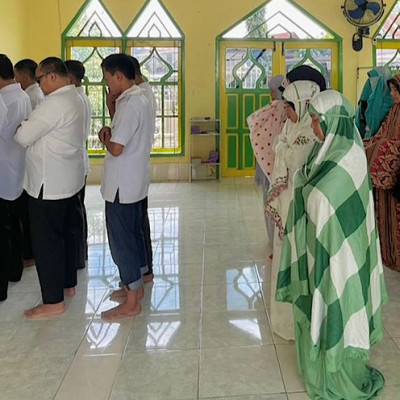 MTsN 1 Enrekang Laksanakan Sholat Ghoib Untuk Andi Mapparola