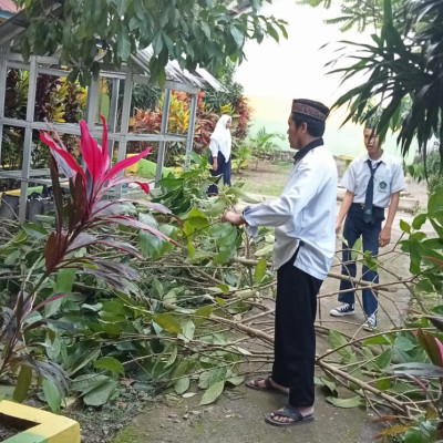 Antisipasi Kerusakan Bangunan, MTs Guppi Lembanna Pangkas Pohon Rindang