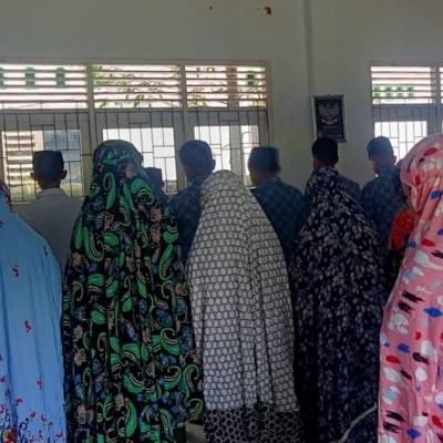 Musala Penuh, Siswa  MTsN 1 Bulukumba  Manfaatkan Ruang Kelas Untuk Salat