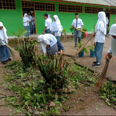 MA Muhammadiyah Songing Tingkatkan Kepedulian Peserta Didik Dengan Bakti Sosial