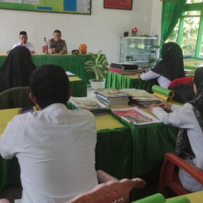 Kunjungan Wakapolsek Sinjai Borong Kujunungi Madrasah Aliyah AL-Ikhwan Pasir Putih