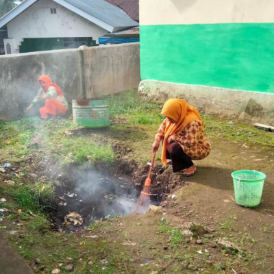 Isi Jam Kosong, Guru MIS Serre Lakukan Bersih-Bersih