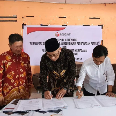 Wujudkan Demokrasi Sehat, Kakan Kemenag Wajo Tanda Tangani MoU Dengan Bawaslu