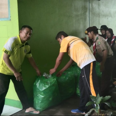 Pramuka MAN 2 Bone Kumpulkan Sampah Plastik