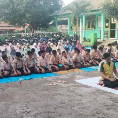 Uniform Pramuka, Begini Penampakan Shalat Dhuha di MTs Bontosunggu