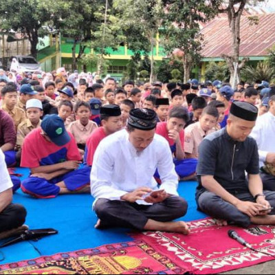 MTsN 2 Bulukumba Gelar Zikir Dan Doa Bersama Untuk Almarhum H. Andi Mapparola