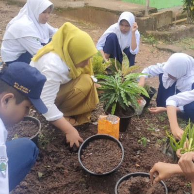 Siswa MTsN 4 Bulukumba Sambut Perayaan Kemerdekaan RI ke-77 Dengan Memperindah Kelasnya