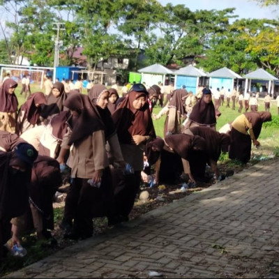 Kerja Bakti Peserdik MTsN 1 Bulukumba Rangkaian Peringati Hari Pramuka Ke- 61