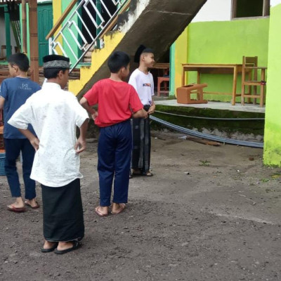 Usai Pengajian Subuh, Siswa MTs PP. As’adiyah Galber Gelar Kerja Bakti