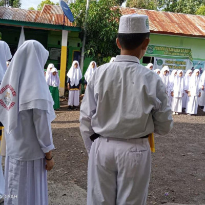 Dalam Upacara Bendera, Guru PJOK Tekankan Kedisiplinan dan Kebersihan