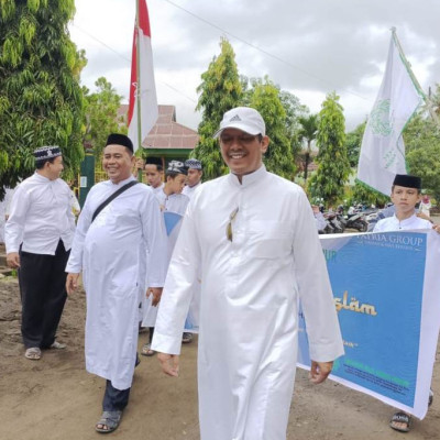 MTsN 2 Bone Kolaborasi Pondok Tahfidz Assurur Meriahkan Pawai 1 Muharram