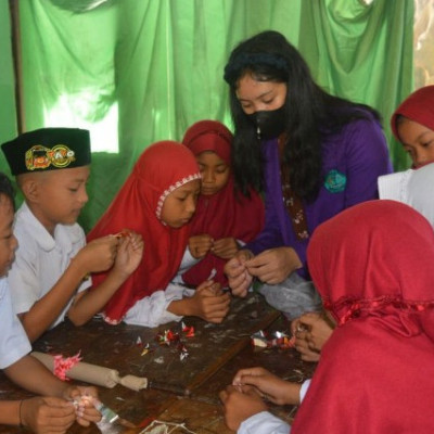 Mahasiswa STIK Tamalate Sosialisasi Pembelajaran Kreasi di MI Darul Rasyidin