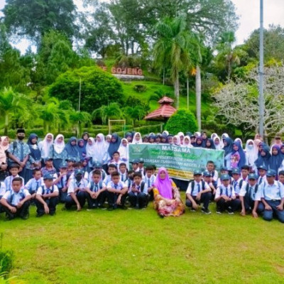 Menuju Zona Perubahan, Kamriati Anies Ajak PDB MTsN 3 Sinjai Ke Taman Batu Pake Gojeng