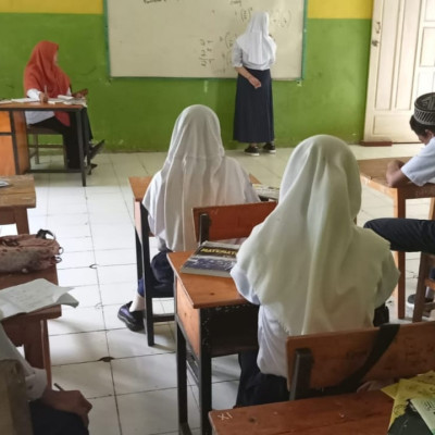 Guru Matematika MTs Guppi Lembanna Uji Kemampuan Siswa Dengan Kerja Soal Akar dan Perpangkatan