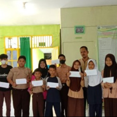 10 Peserta Didik MTs Muhammadiyah Balangnipa Terima Bantuan