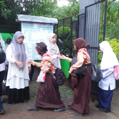 Awali Hari Pelepasan Pramuka, Ini Yang Dilakukan Guru MTsN 1 Bulukumba Depan Gerbang