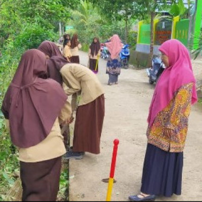 Jum’at Bersih, Pendidik Serta Peserta Didik MTs Muhammadiyah Songing Rutin Jaga Kebersihan Lingkungan Madrasah